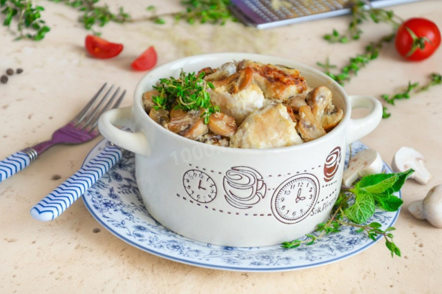Курица в сливках в духовке с грибами