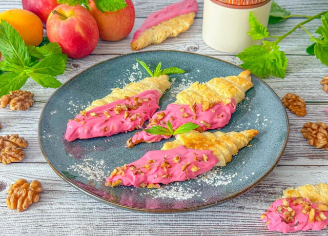 Плоский круассан с малиновой глазурью