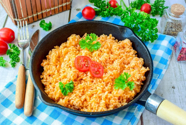 Рис в томатном соусе на сковороде
