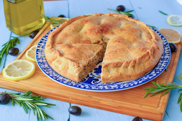 Пирог с рыбой и рисом