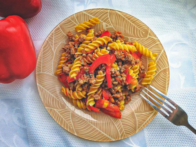 Паста с фаршем и помидорами