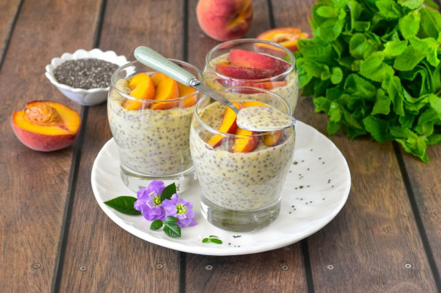 Протеиновый пудинг с кокосовым молоком, персиками и чиа