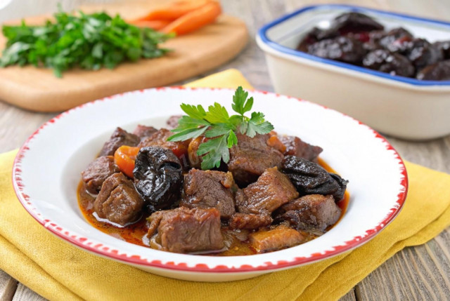 Говядина с черносливом в мультиварке