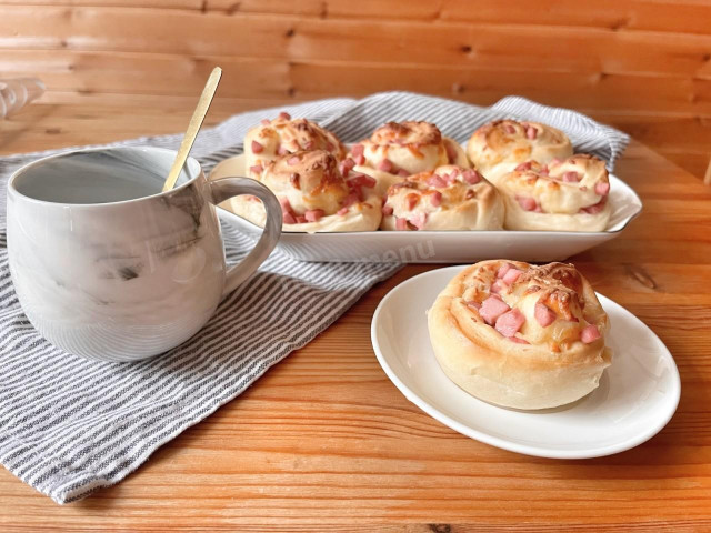 Синнабоны с сосисками и сыром в духовке