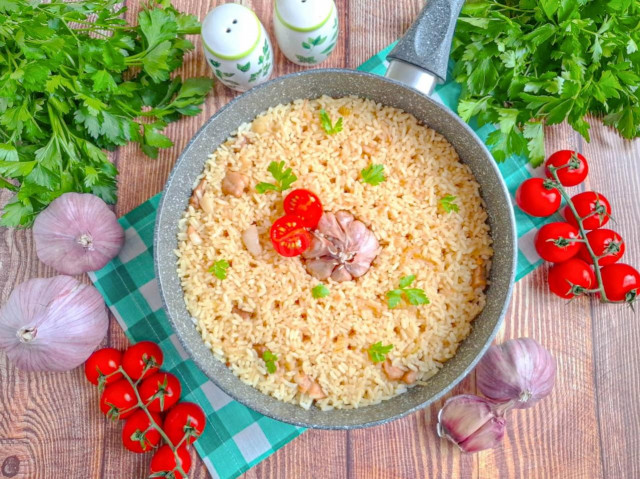 Свинина с рисом на сковороде