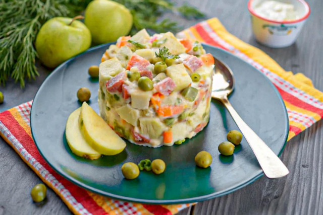 Классический зимний салат оливье с колбасой и яблоком