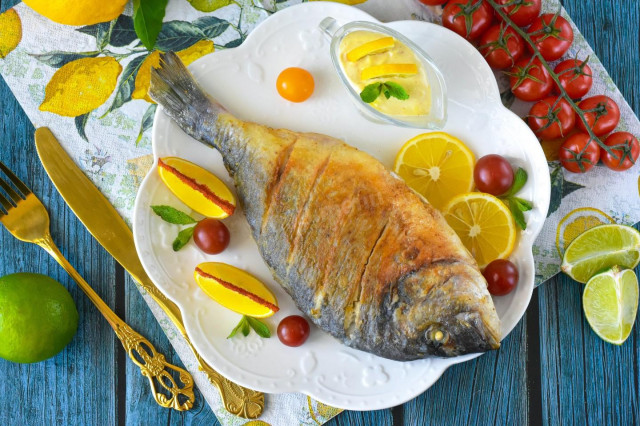 Дорадо жареная на сковороде целиком