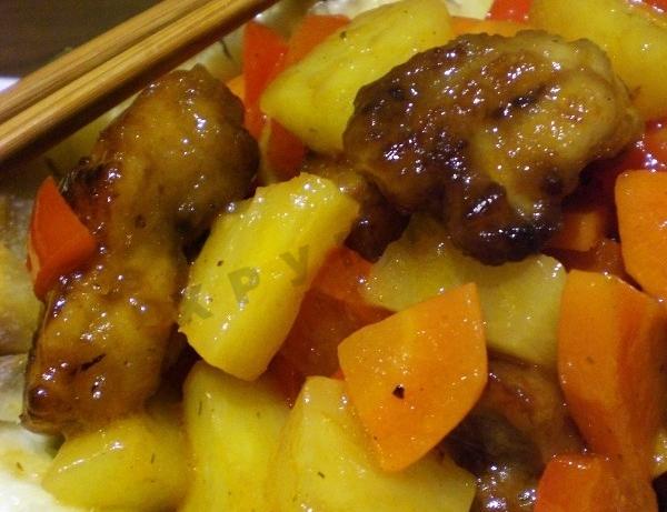 Куриное филе с ананасами в кисло-сладком соусе на сковороде
