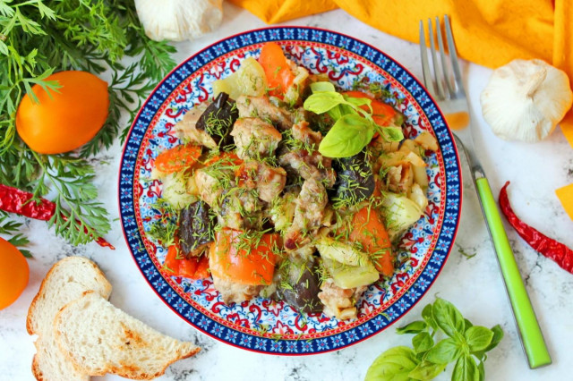 Свинина тушеная с овощами по-домашнему