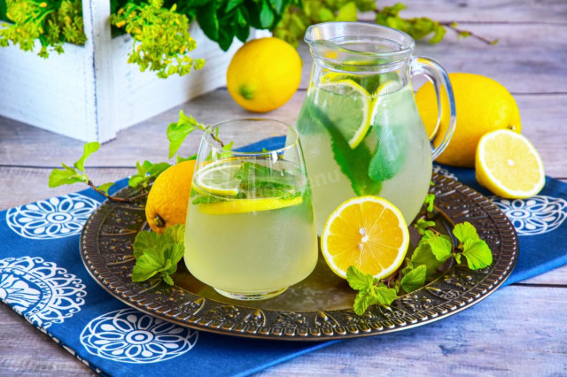 Напиток лимонад из лимонов и мяты
