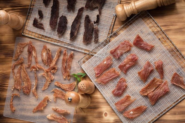 Мясные чипсы джерки в дегидраторе сушилке