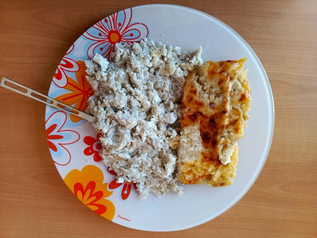 курица под яблоком и перловка с яйцом