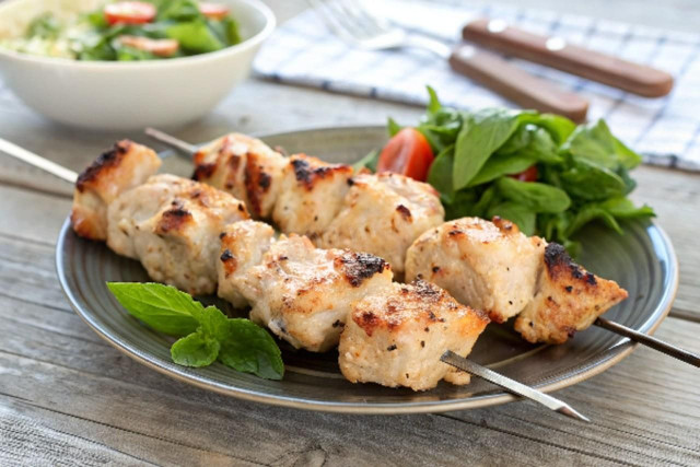 Шашлык из курицы на кефире на мангале