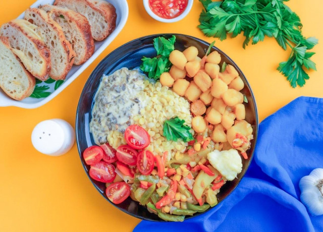 Паста птитим с грибным соусом, овощами и морскими гребешками