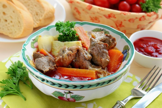 Утка в казане на плите