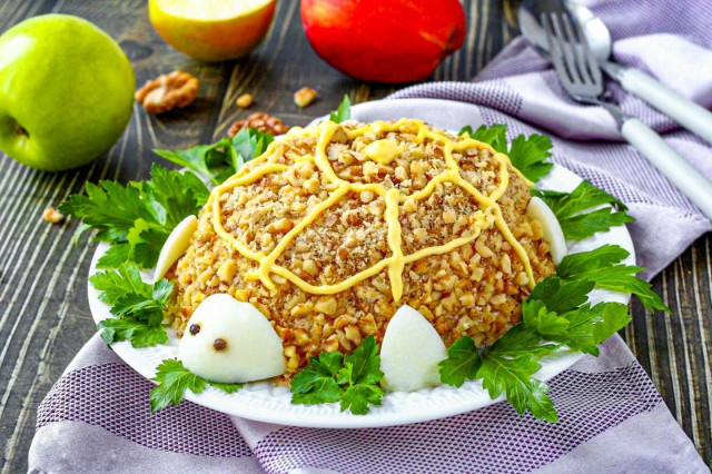 Салат Черепашка с яблоком и грецкими орехами