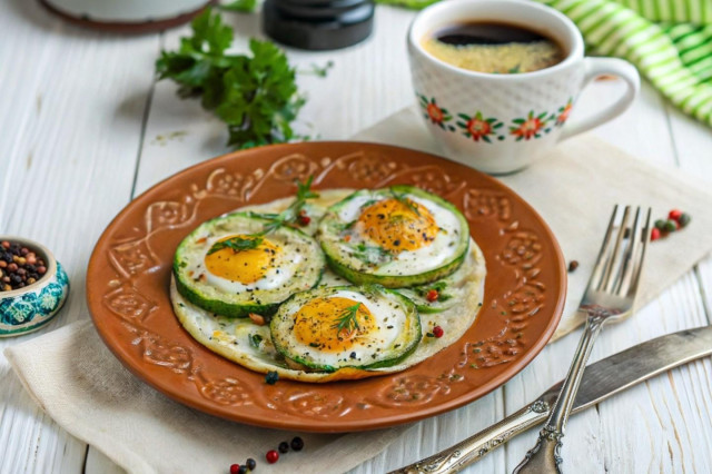 Яичница глазунья в кольцах кабачка