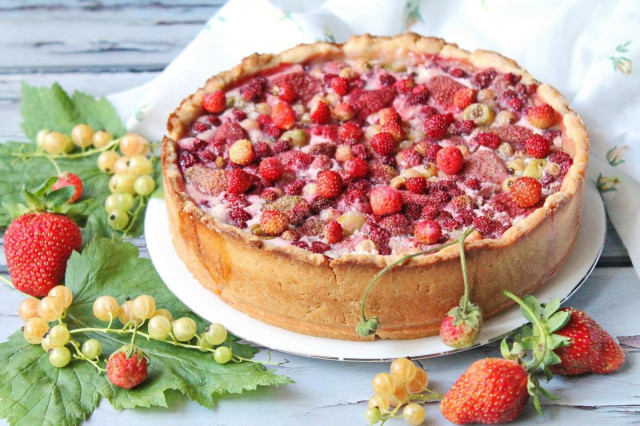 Заливной пирог с ягодами и сметаной