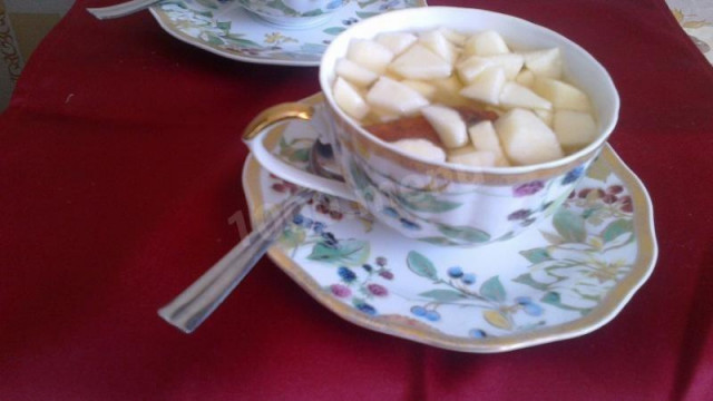 Черный чай с яблоками, сахаром и корицей