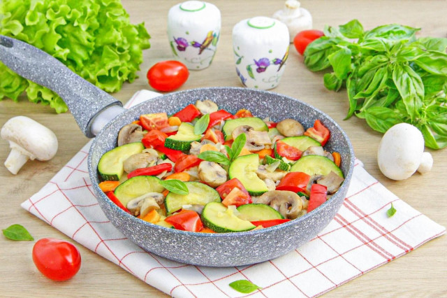 Кабачки с грибами на сковороде