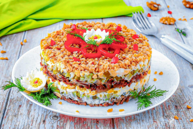 Салат Принц с говядиной и грецкими орехами