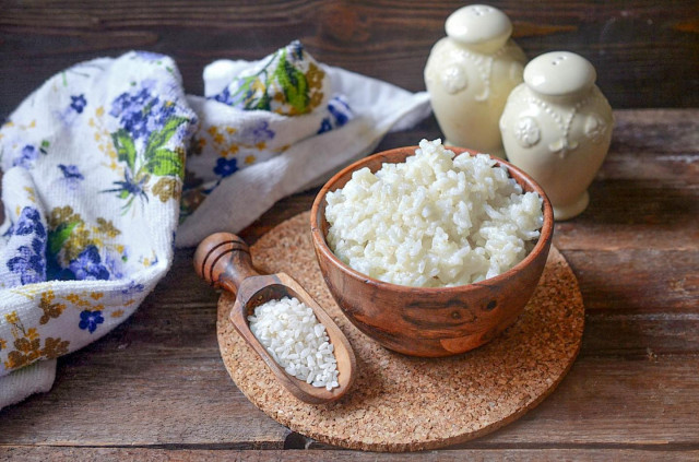 Рассыпчатый рис на гарнир в кастрюле