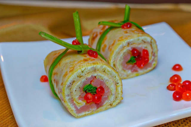 Рулетики из блинов с красной рыбой и икрой