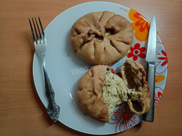 дрожжевой пирожок с курицей, грибом и сыром