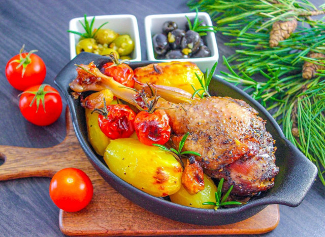 Гусь кусочками с картошкой в духовке