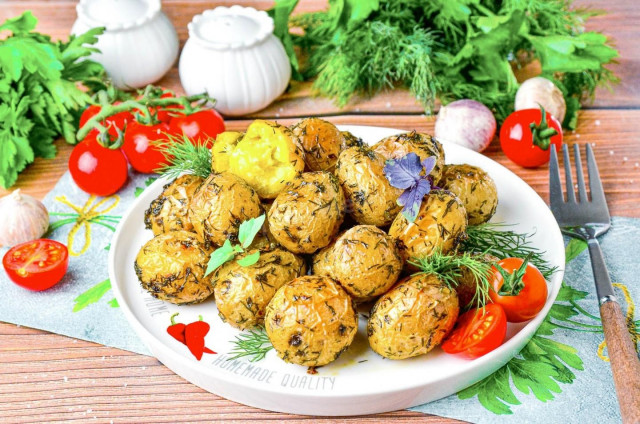 Молодая картошка с чесноком в духовке