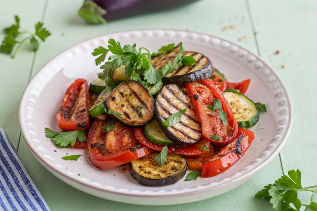 Овощи - перец, баклажаны и кабачок на решетке на углях