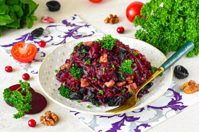 Салат из свеклы с черносливом и орехами