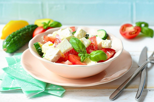 Салат с сыром фета и помидорами