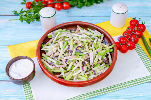 Салат с жареной редькой мясом и луком