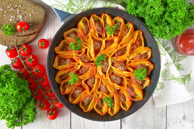 Фаршированные макароны на сковороде