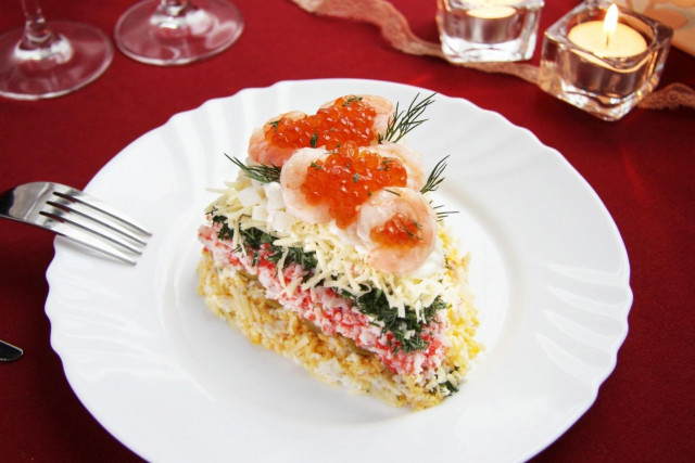 Салат царский с кальмарами креветками и крабовым мясом