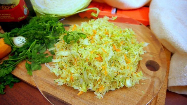 Салат из свежей капусты и моркови с сахаром