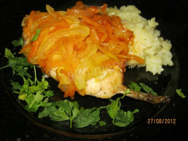 Сом жареный с томатной пастой, луком и морковью