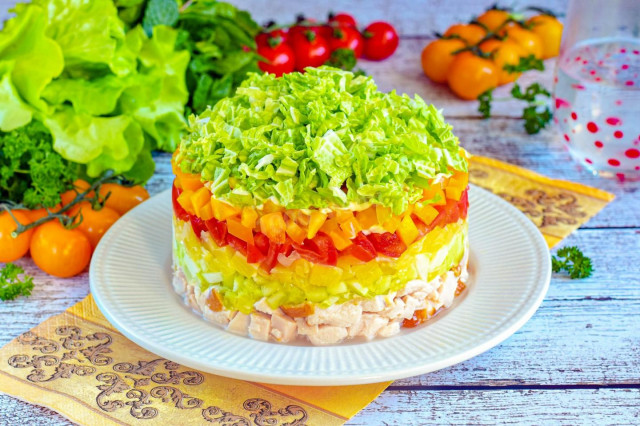Слоеный салат с копченой курицей
