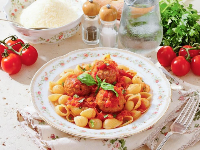 Фрикадельки в томатном соусе на сковороде