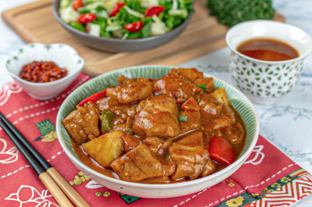 Свинина в кисло сладком соусе с ананасами