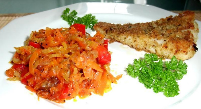 Жареная морковь с луком и болгарским перцем на сковороде