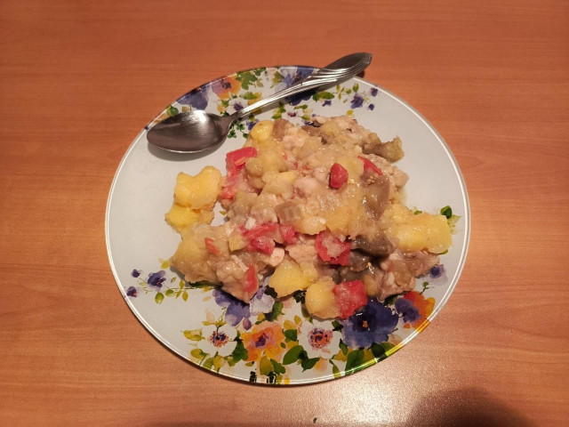 рагу из картошки и баклажанов с куриным бедром
