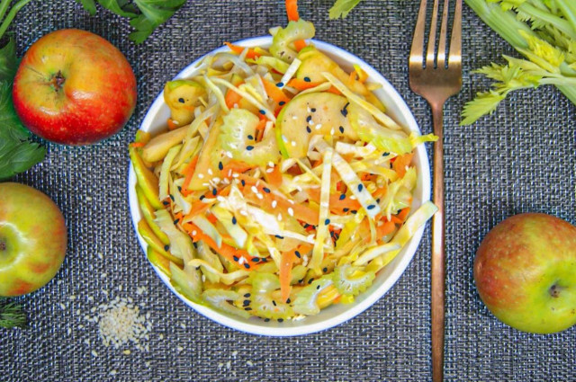 Салат из капусты с яблоками, морковью и кунжутом