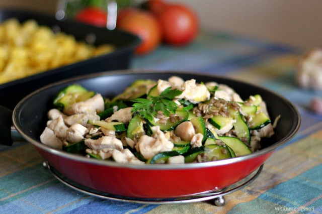 Куриные грудки с кабачками и семечками на сковороде