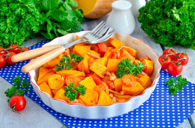 Тыква в духовке с помидорами луком и морковью
