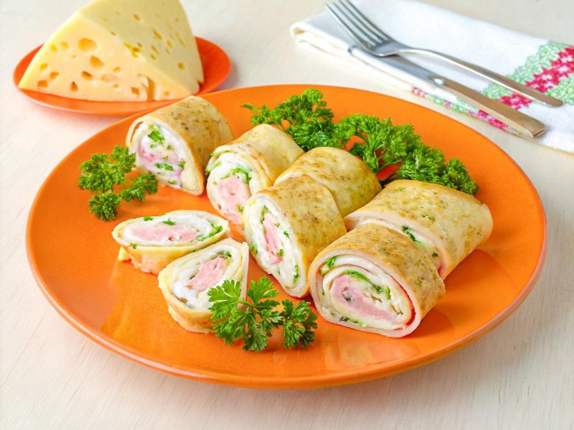 Яичные блинчики с сыром и ветчиной