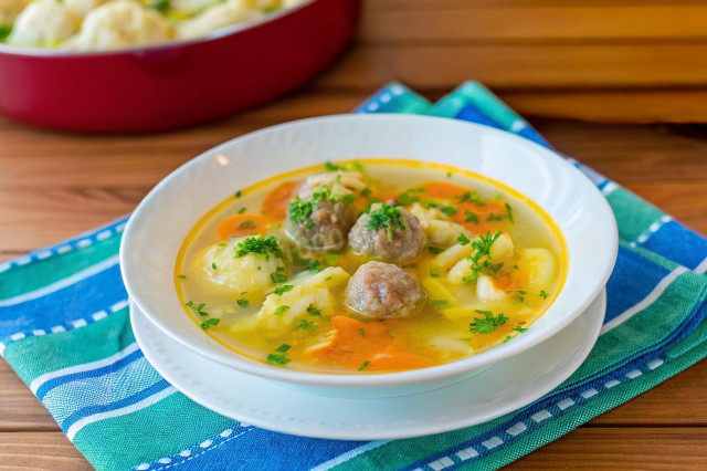 Суп с куриными фрикадельками и клецками