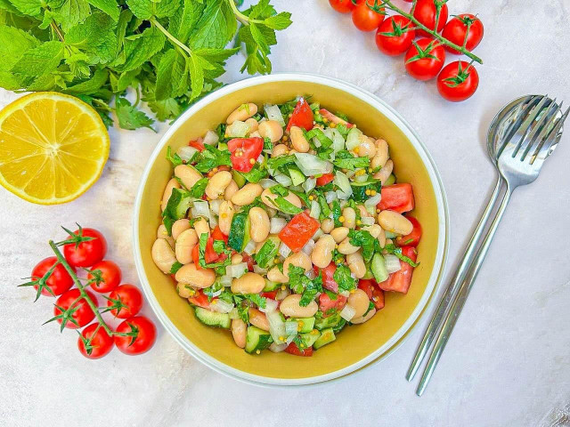 Салат из фасоли с кинзой с пикантной заправкой