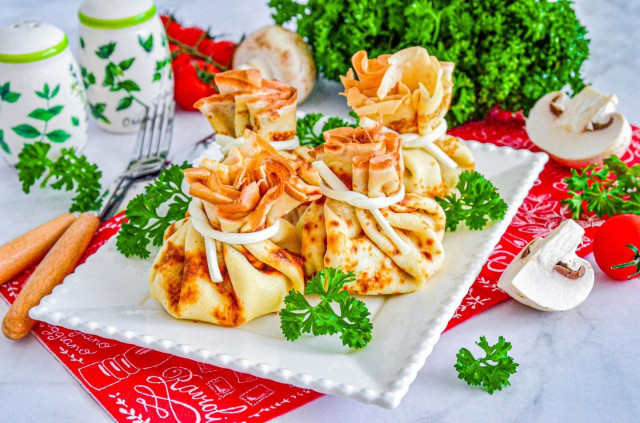 Блинные мешочки с курицей и грибами